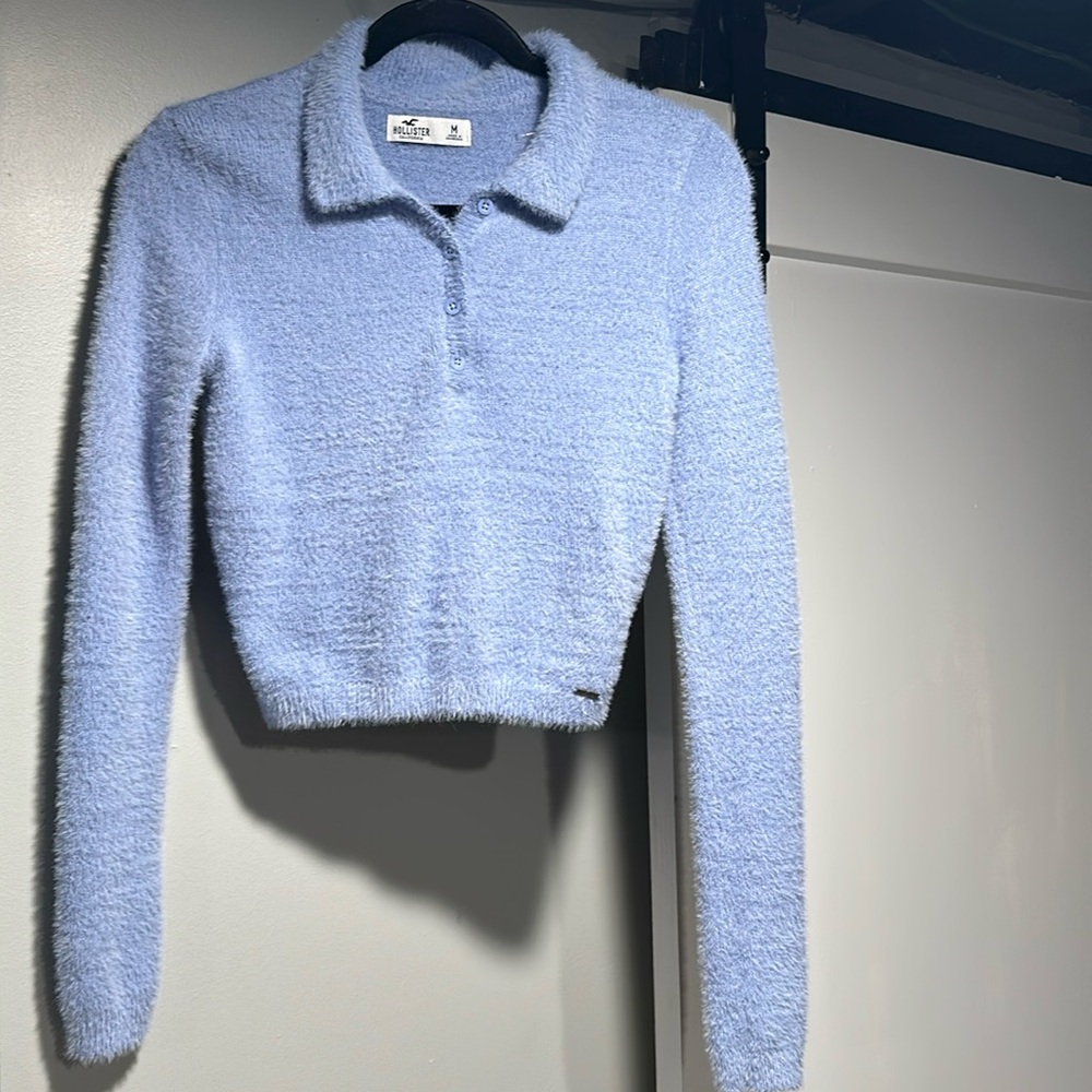 Hollister Fuzzy Cropped Sweater - Size M 💙 Cozy & Stylish